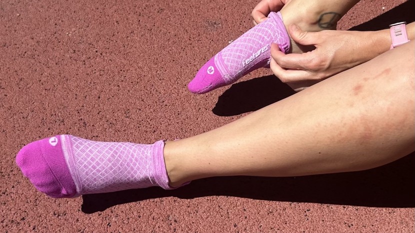 running socks - the minimalistic textile of the feetures plantar fasciitis relief...