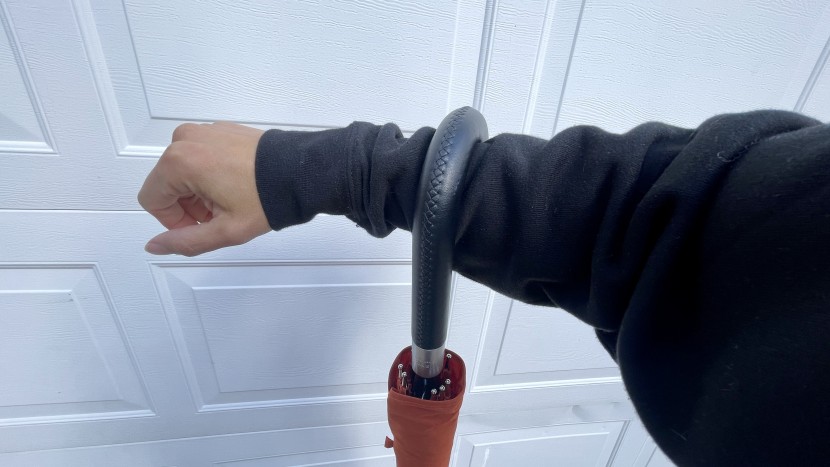 the davek is easily carried by hand or by arm due to the crook shape...