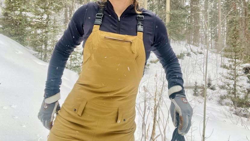 flylow foxy bib - pockets galore: the foxy has both a chest pocket and kangaroo...