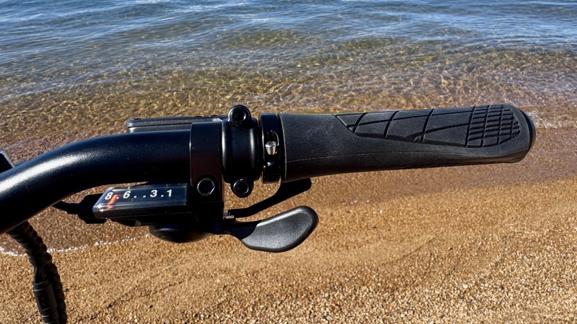 this shifter lets you shift up or down without bringing your thumb...