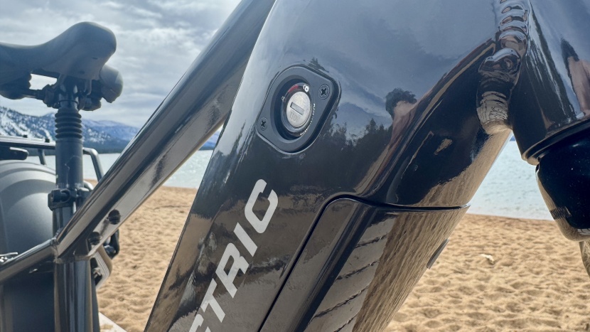 the battery lock is on the drive-side of the downtube.