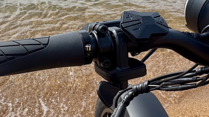 the paddle throttle and 3-button controller all sit within thumbs'...