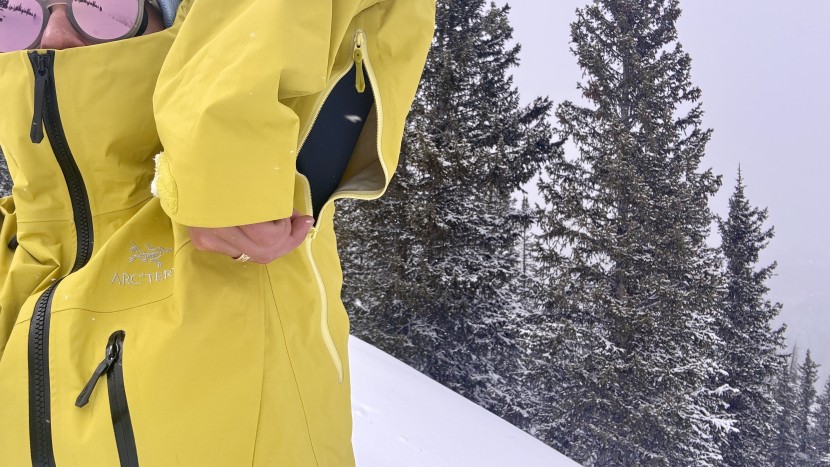 arc'teryx alpha sv jacket for women - large and accessible vents allow you to drop heat quickly.