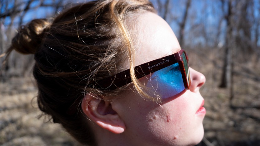 cheap sunglasses - the blue lens tint of these sunglasses promote blue light to pass...