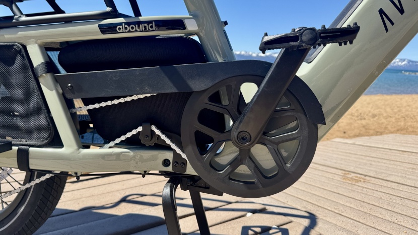 aventon abound lr - short crank arms and an idler pulley keep the drivetrain tidy.