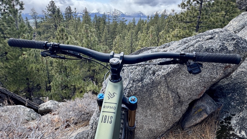a tidy cockpit with the blackbird 35mm stem that can be turned...