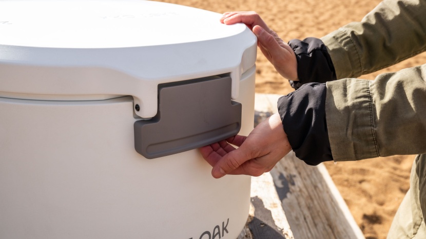 east oak rotomolded 25 - it's easy to mistake the east oak lid latches for handles, and if...