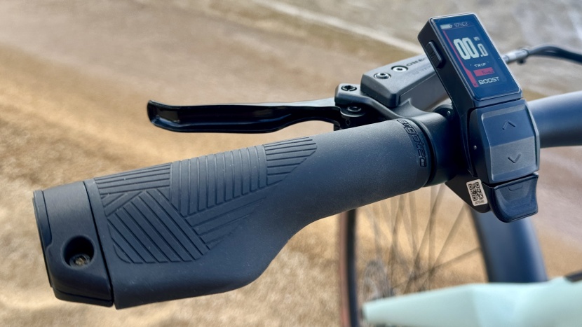 ride1up roadster v3 - lock-on grips, hydraulic disc brakes, and this clever all-in-one...