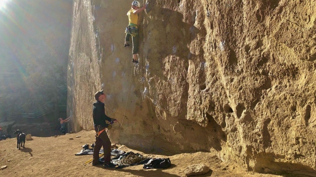 trango vergo - belaying using the vergo on a sunny sport climb on a spring...