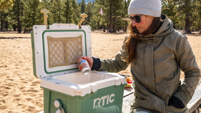 rtic ultra-light 22 - the lid of the rtic 22 features a freezer-grade gasket that does a...