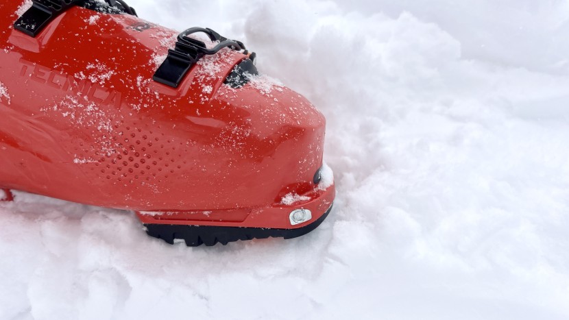 a tech insert in the toe of the cochise allows use with pin bindings.