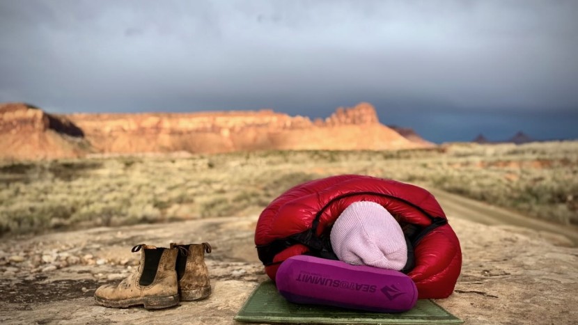 sleeping bag womens - the high loft of the western mountaineering alpinlite's 850+ goose...