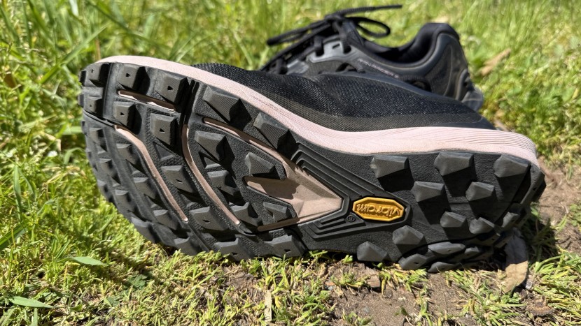 topo mtn racer 3 for women - the mtn racer's 4.3 mm multidirectional lugs and vibram outsole...