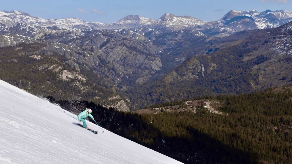 ski boots womens - arcing turns on our way to the apres.