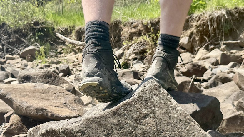 la sportiva ultra raptor ii mid gtx - the ultra raptor ii has a snug fit that hugs the entire foot, which...