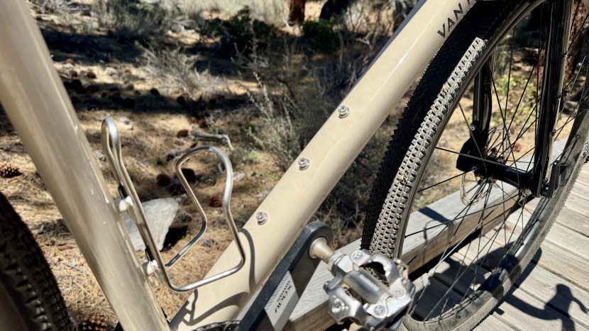 van rysel grvl af 2 apex - a standard water bottle cage mount on the seat tube is mirrored by a...