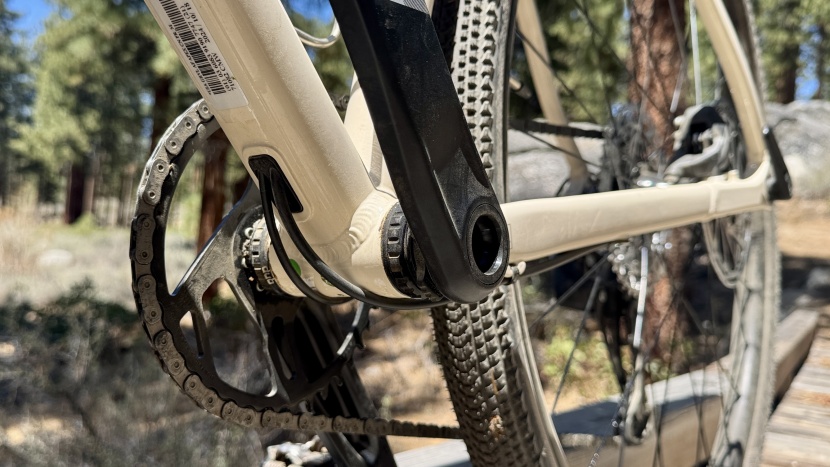 van rysel grvl af 2 apex - clean but simple internal cable routing and a threaded bottom...