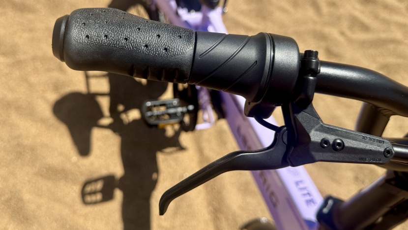 the twist throttle is simple and easy to use.