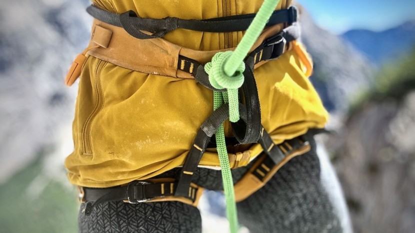 arc'teryx ar-385a - this hanging belay shows the offset gear loops which makes it...