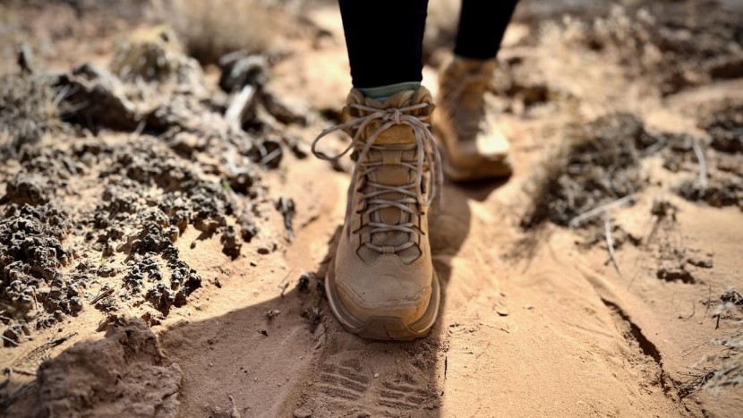 hiking boots womens - this fully nubuck leather upper would be considered a good midweight...