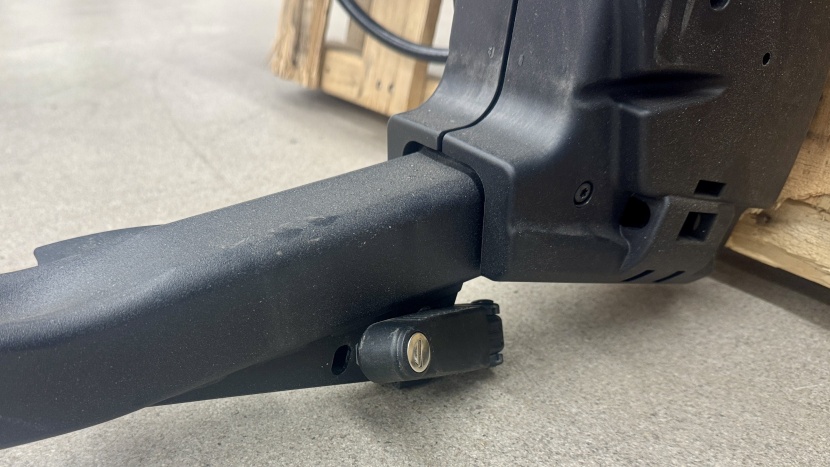 thule verse - the acutight handle is made of plastic; this is a durability and...