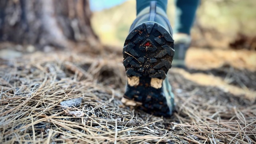 hiking boots womens - the deep lugs and multi-directional pattern allow the all terrain...