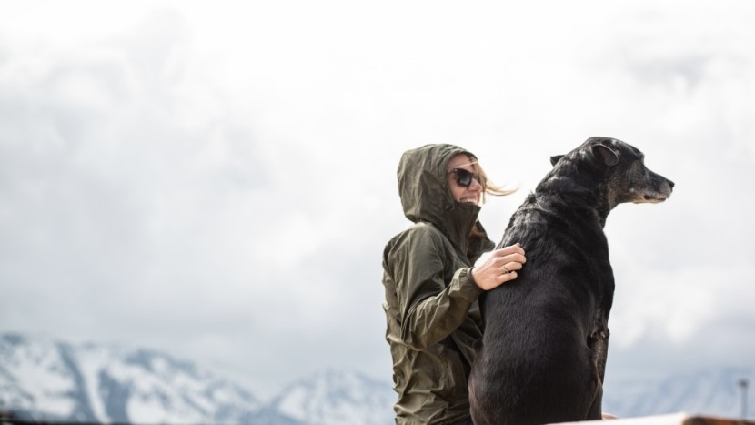 fjallraven high coast for women - hanging with the doggo no matter the weather.