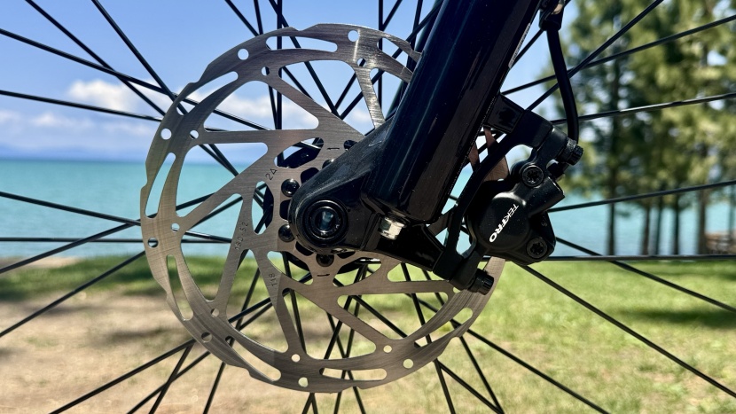 a big bike requires big brakes, and the tektro hydraulics are up for...