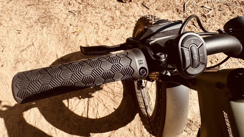 the simple 5-button controller is used on most of aventon's bikes...