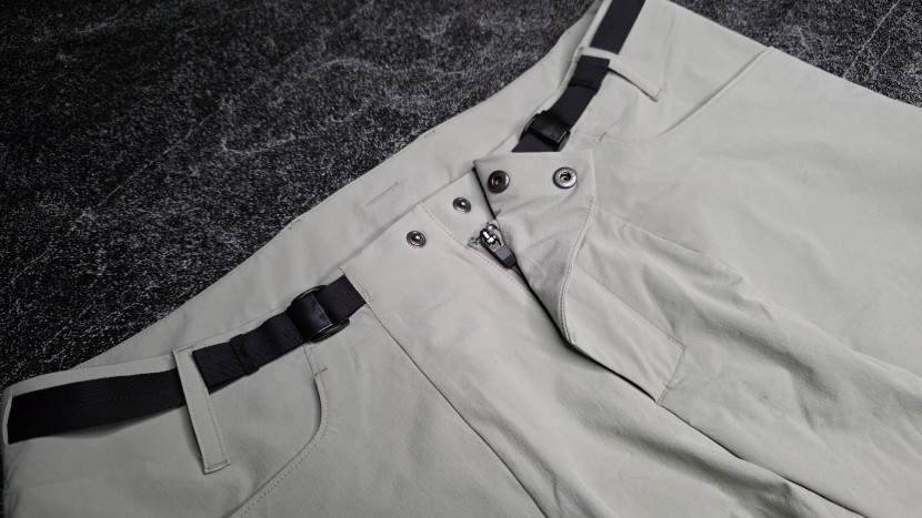 the 7mesh glidepath shorts have two snaps to keep them securely...