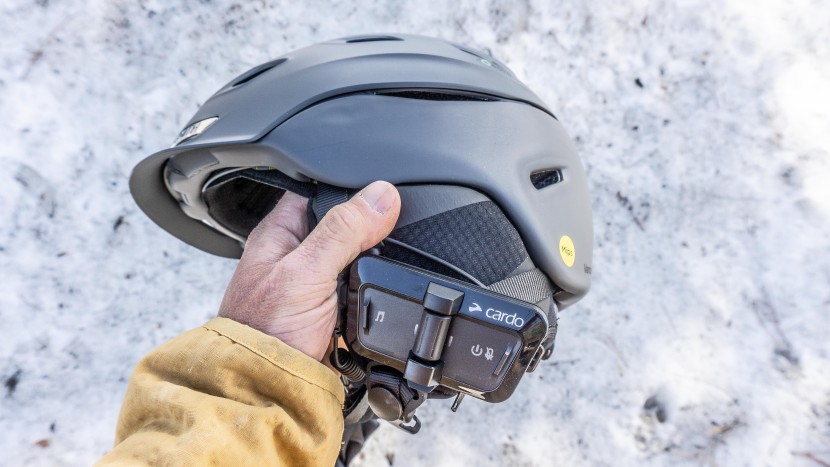 cardo packtalk outdoor - while the v strap connection clip was easy to attach and detach...