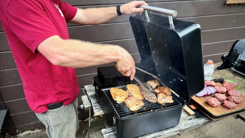 traeger recommends keeping the lid closed in order to maintain...