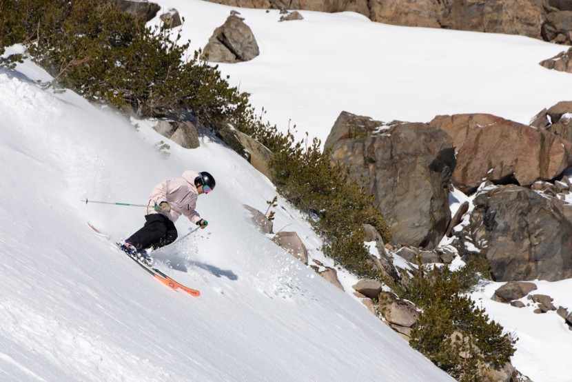 all mountain skis men - the powerful rustler 9 easily cut through wind-affected snow.