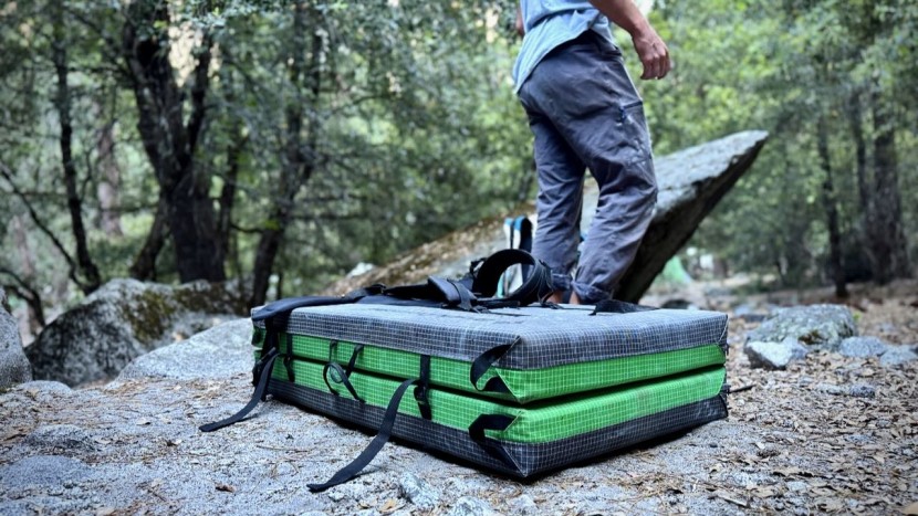 bouldering crash pad - the reinforced corners, durable outer shell, metal buckles, and...