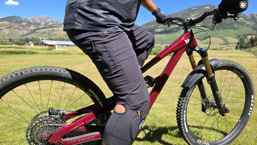 mountain bike shorts - when worn with kneepads, the endura mt500 spray shorts provide a...