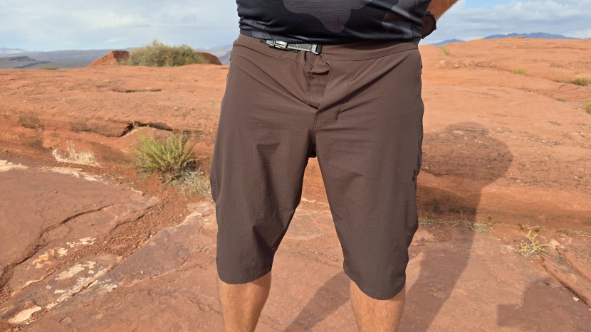 mountain bike shorts - the front race-ratchet closure of the fox racing ranger also...