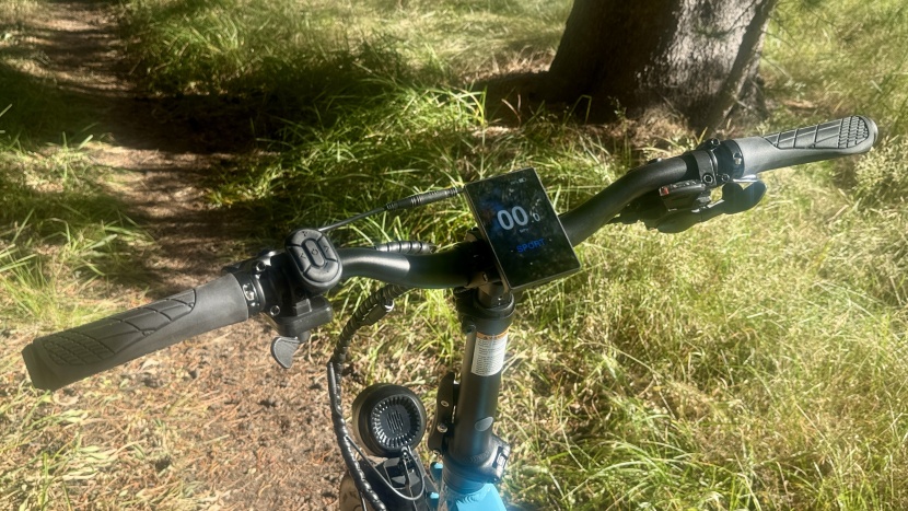 a gentle rise to the handlebars and the telescoping stem give the...