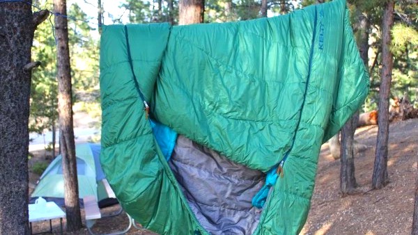 kelty tru.comfort 20 doublewide - the zipper system doesn't allow the tru.comfort to fold completely...