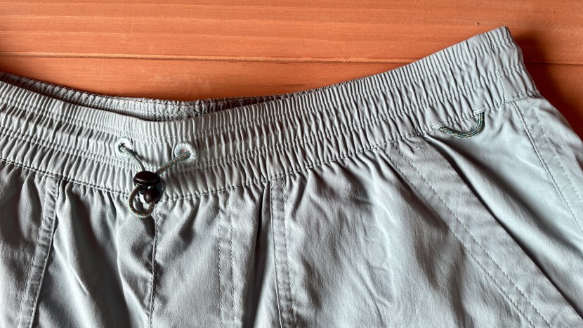 besides the traditional zipper fly closure, another common design is...