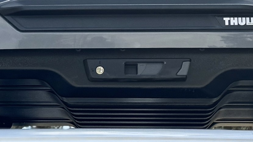 pinch the tab to open the thule motion 3.