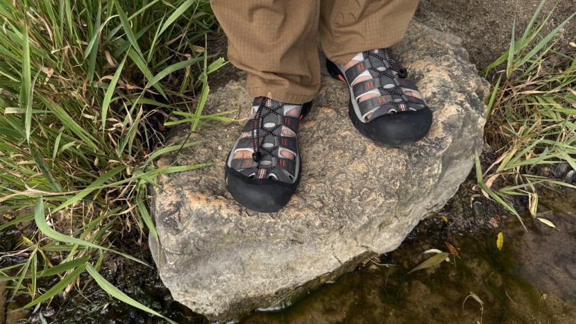 sandals mens - the siped sole and multi directional lugs provide good traction on...