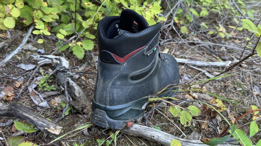 zamberlan 996 vioz gtx - the nearly one-piece leather upper wraps around the boot, leaving no...