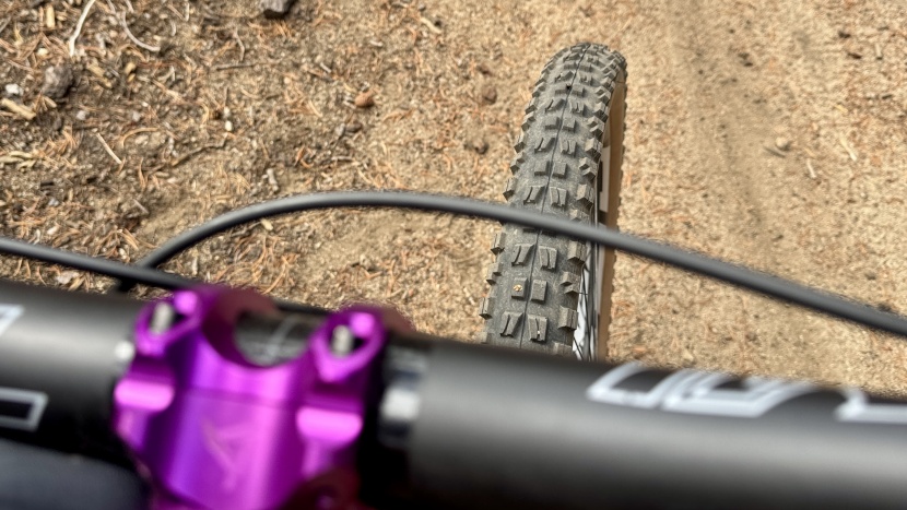 maxxis minion dhf 3c/exo - the alternating square and l-shaped blocks along the edges provide...