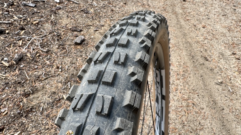 maxxis minion dhf 3c/exo - a definitive lane between the center bead and the shoulder knobs...
