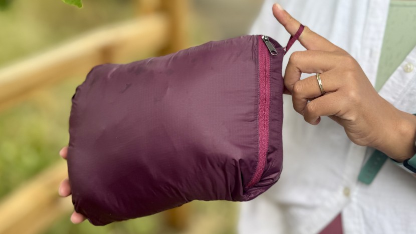 cotopaxi fuego hooded for women - there is a handy tab that gives you something to grasb when closing...