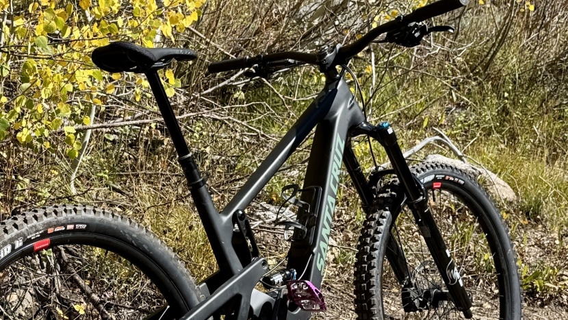 santa cruz hightower 90 - a low slung, flat top-tube provides ample standover clearance.