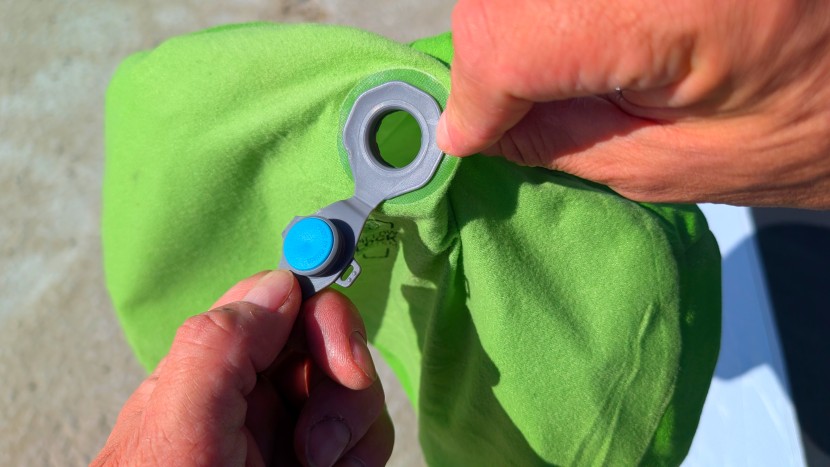 the aeros's two-way valve system is very intuitive to use.