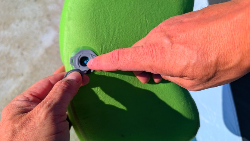 the aeros's two-way valve system is very intuitive to use.