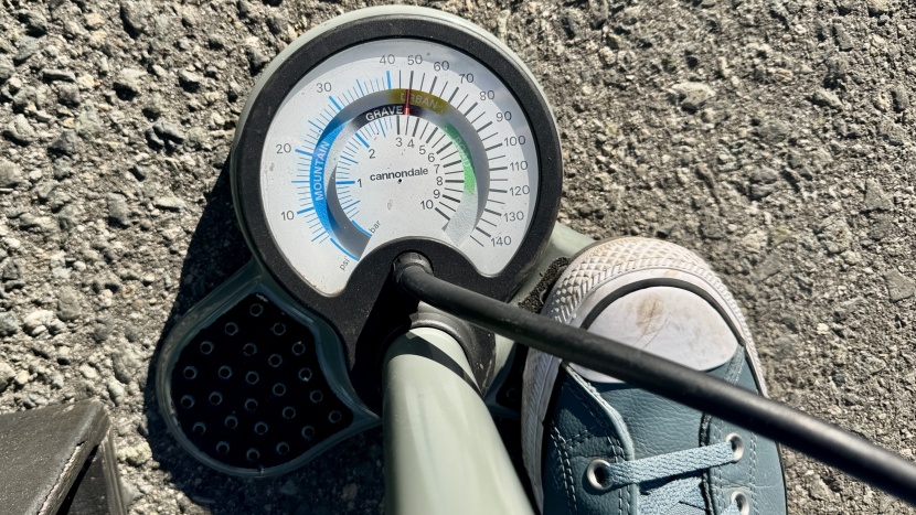 cannondale precise floor pump - even from high above, the large gauge is easy to see. larger numbers...