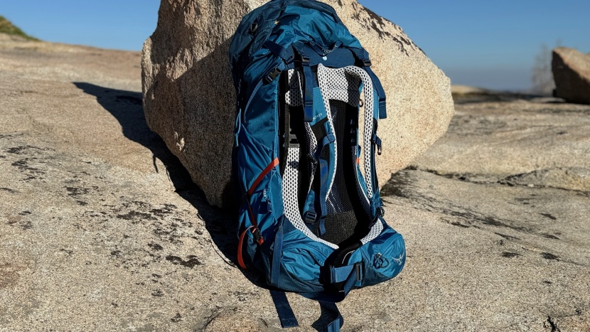 the atmos ag lt has a mesh back panel that wraps onto the hip belt...